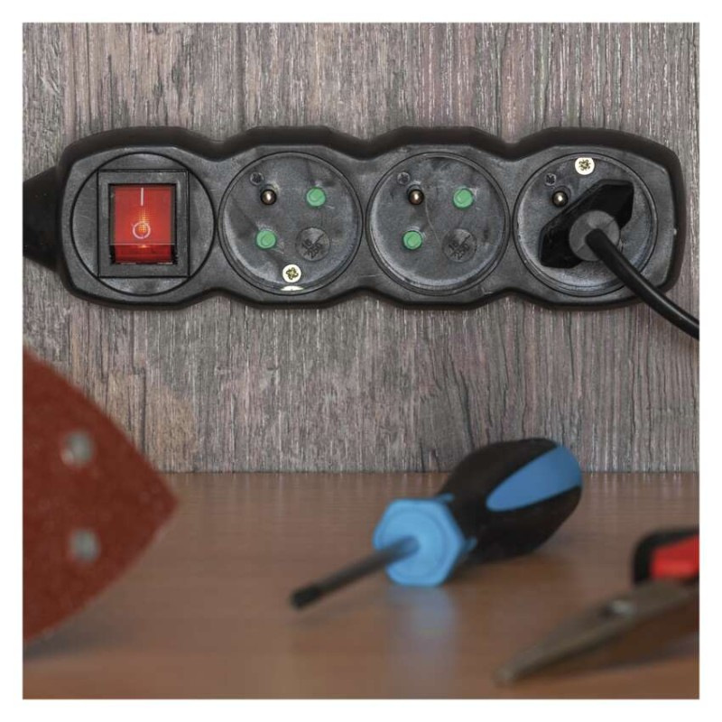 Predlžovací kábel 2 m / 5 zásuviek / s vypínačom / čierny / PVC / 1 mm2 4