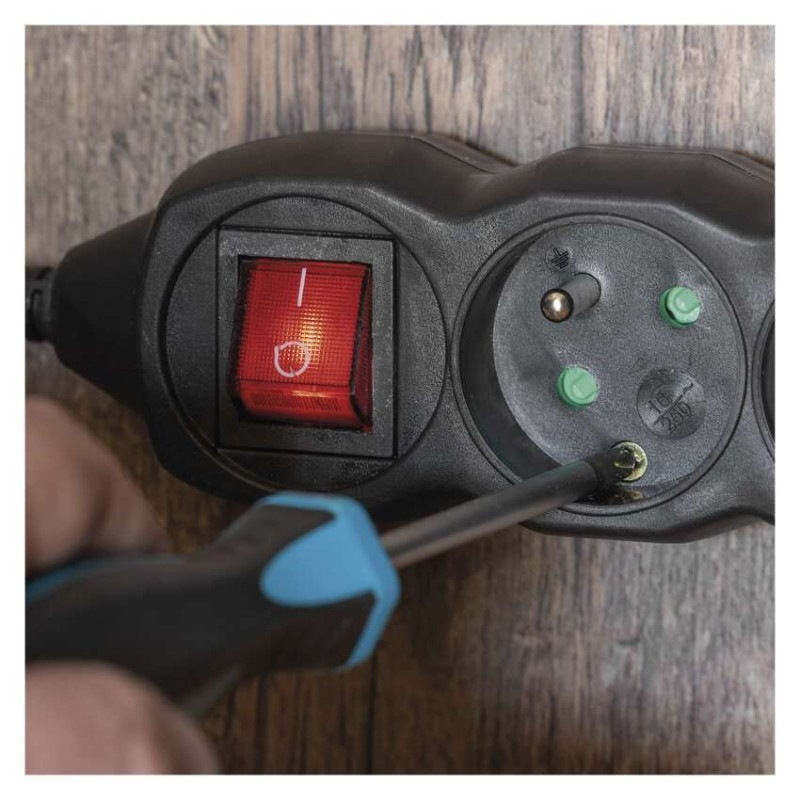 Predlžovací kábel 1,5 m / 3 zásuvky / s vypínačom / čierny / PVC / 1 mm2 4