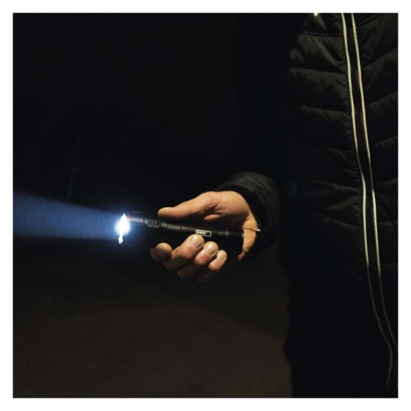 LED ručné kovové svietidlo, 330 lm, 3× AAA, fokus 1