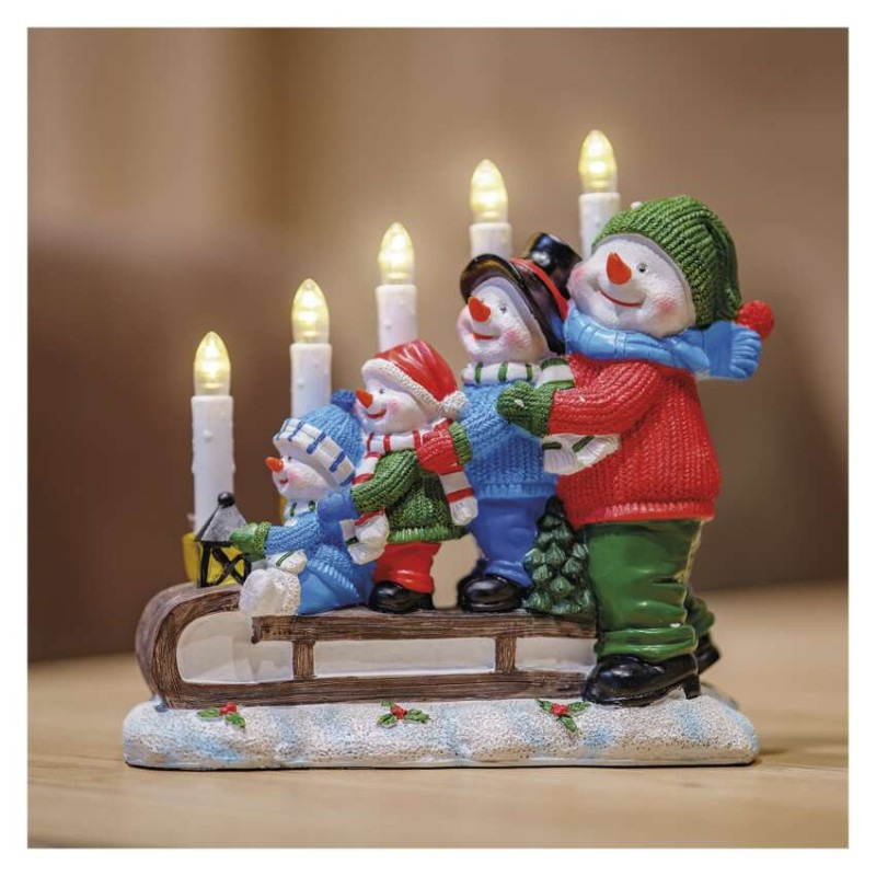 LED svietnik – snehuliaci na saniach, 24 cm, 2x AA, vnútorný, teplá biela, časovač 3