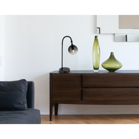 Stolové svietidlo, kov čierny matný, sklenená guľa dymovej farby, kábel PVC čierny, kolískový vypína 1