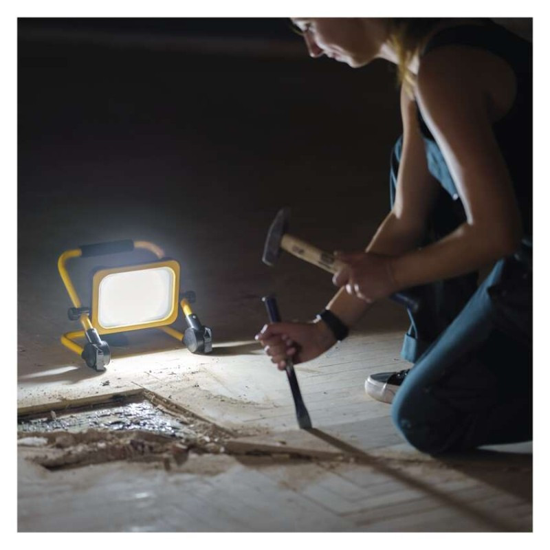 LED reflektor ACCO nabíjací prenosný, 30 W studená biela 8