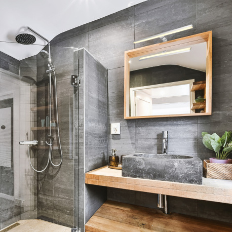 Nábytkové osvetlenie vhodné do kúpeľne, pochrómovaný kov, pochrómovaný hliník, plast biely, IP44, Šx 2