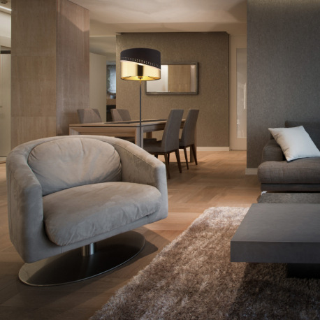 Stojanové svietidlo, kov čierny, textil čierny, plast zlatej farby, kábel PVC čierny, vyínač na kábl 1