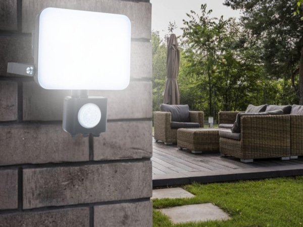 Vonkajší čierny LED reflektor so senzorom 30W / 4000K - LF7023S 9