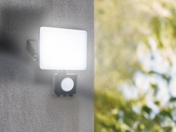 Vonkajší čierny LED reflektor so senzorom 20W / 4000K - LF7022S 11