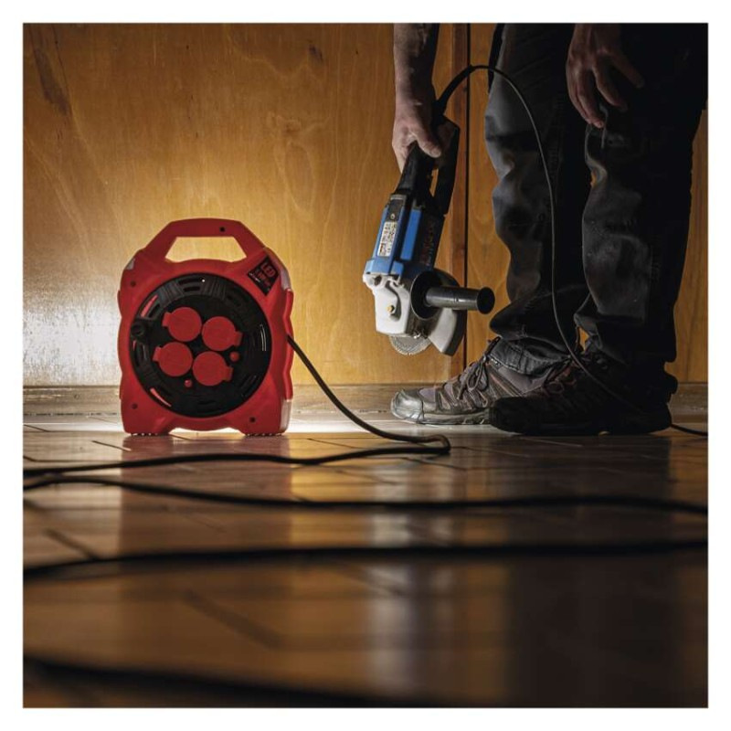 Vonkajší predlž. kábel na bubne 20 m / 4 zás. / guma / 230 V / 1,5 mm2 s reflektorom LED 5