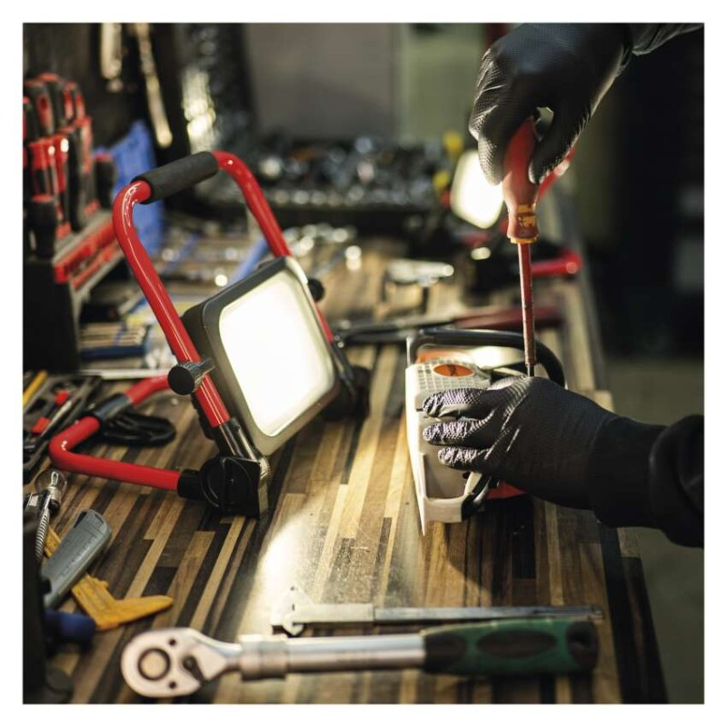 LED reflektor ACCO nabíjací prenosný, 35 W studená biela 11