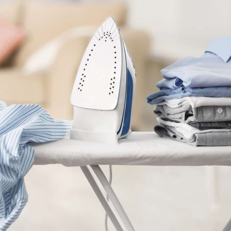 Predlžovací kábel 1,5 m / 3 zásuvky / s vypínačom / biely / PVC / 1 mm2 3